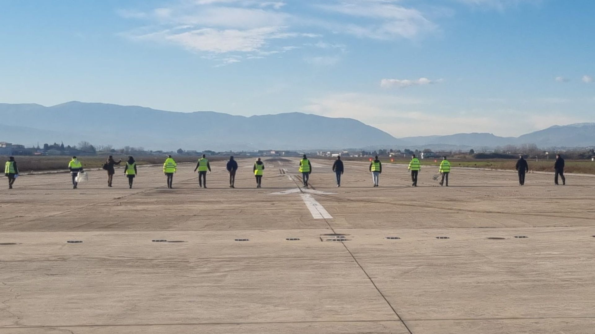 Il team di Abruzzo Airport sensibilizza alla raccolta dei detriti sulla pista