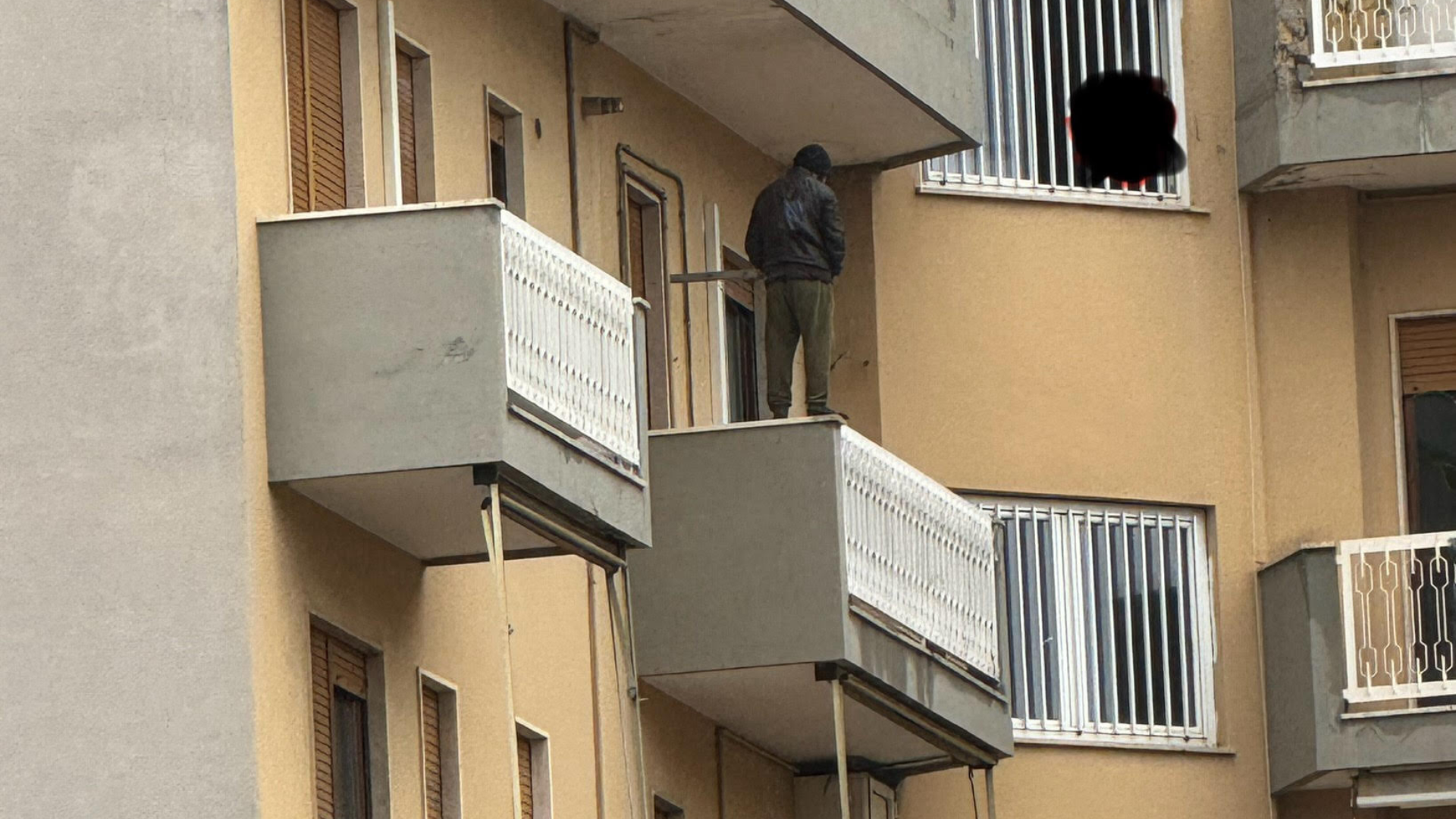 Sul davanzale del balcone da 24 ore