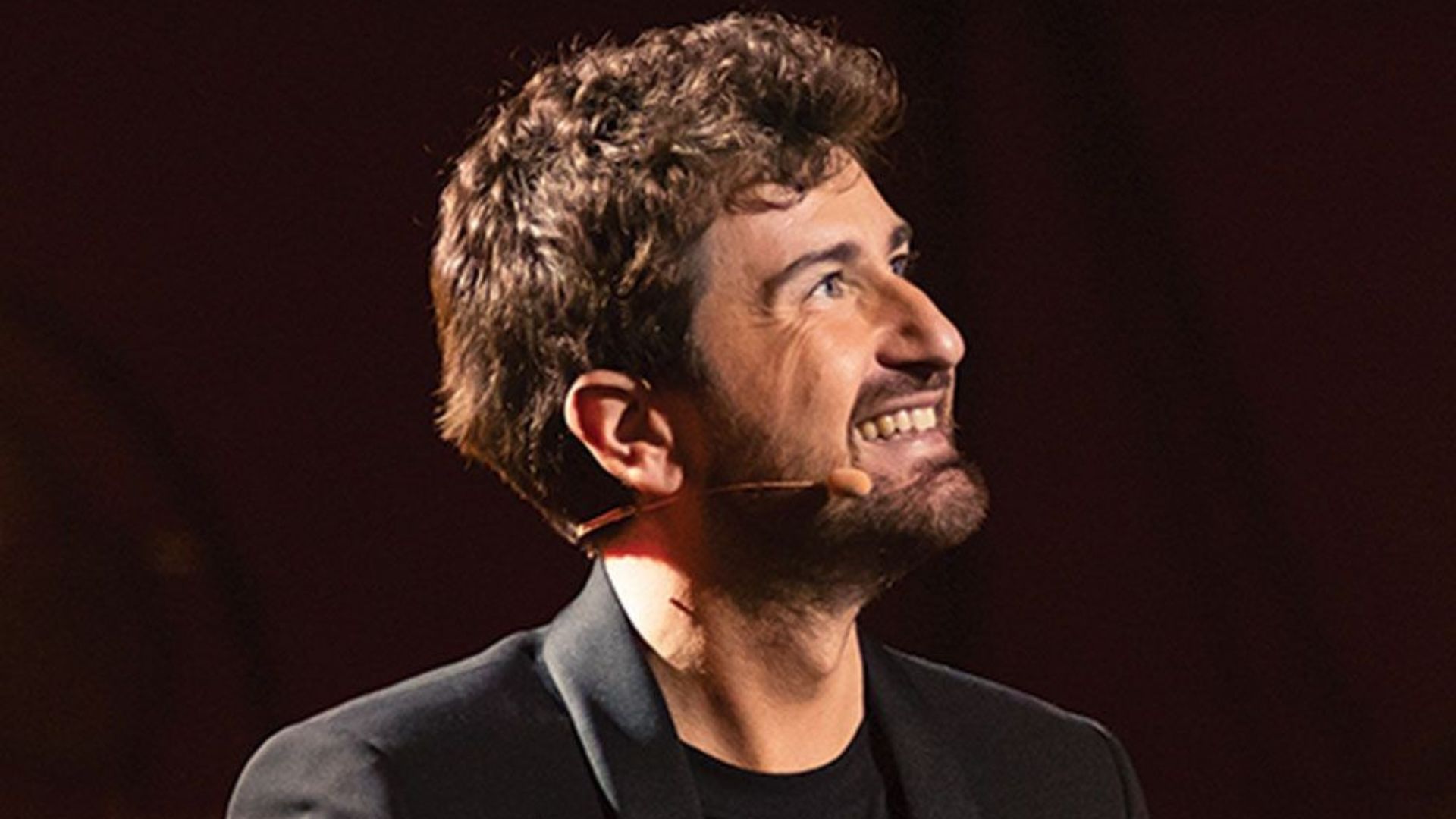 Alessandro Siani festeggia 25 anni di carriera in diverse città italiane.
