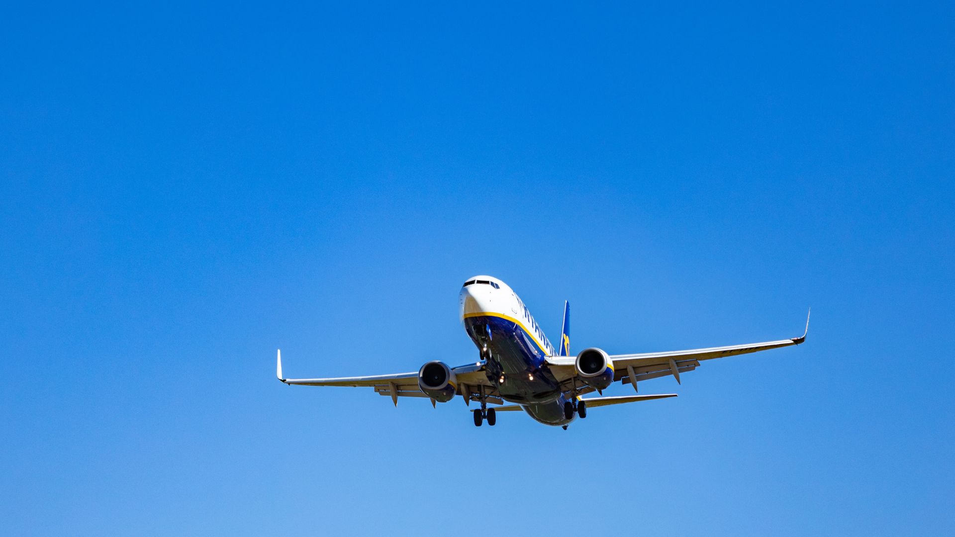 L'ubriacone il giorno dopo del fermo della polizia continua a frequentare l'Aeroporto d'Abruzzo.