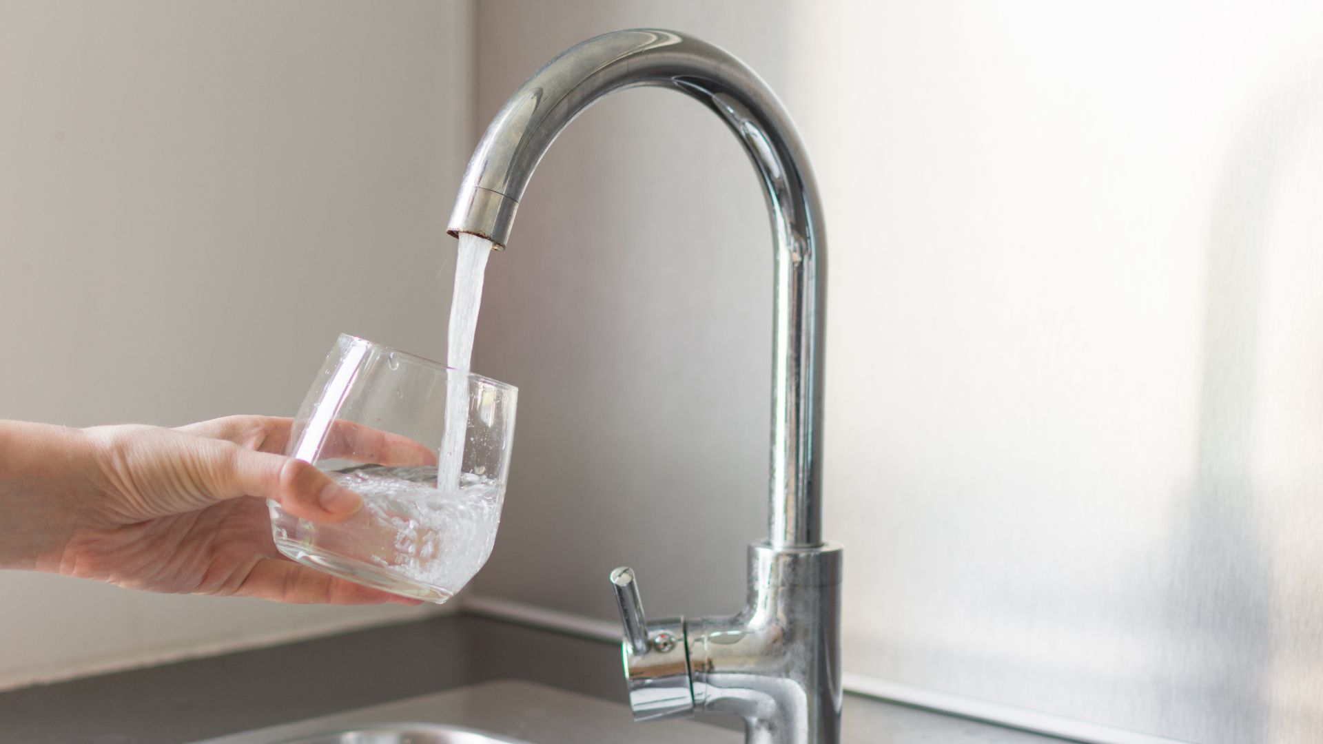 Acqua: una famiglia abruzzese spende 444 euro di bolletta idrica.
