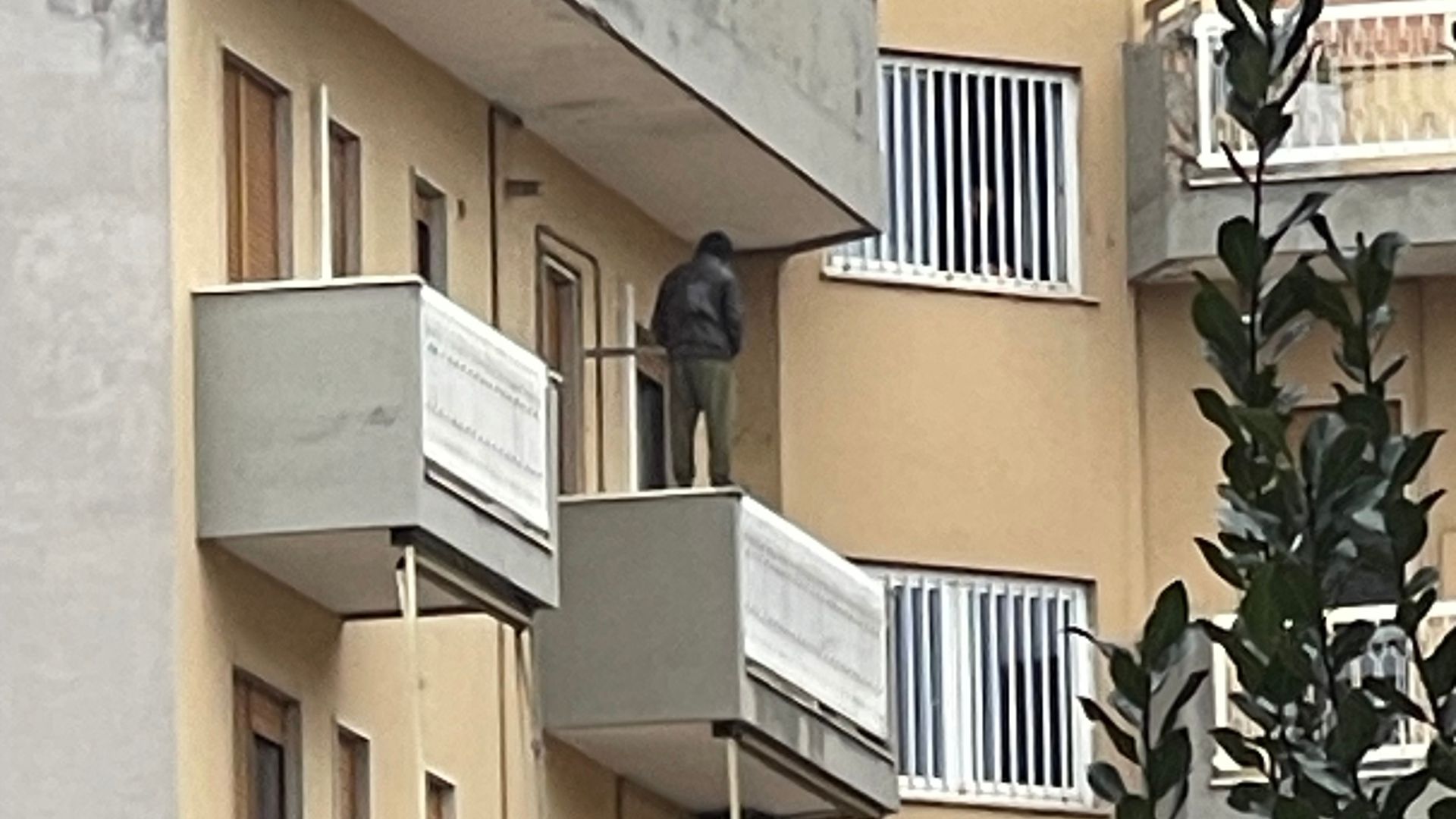 Messaggi di odio per il ragazzo rimasto 44 ore sul balcone