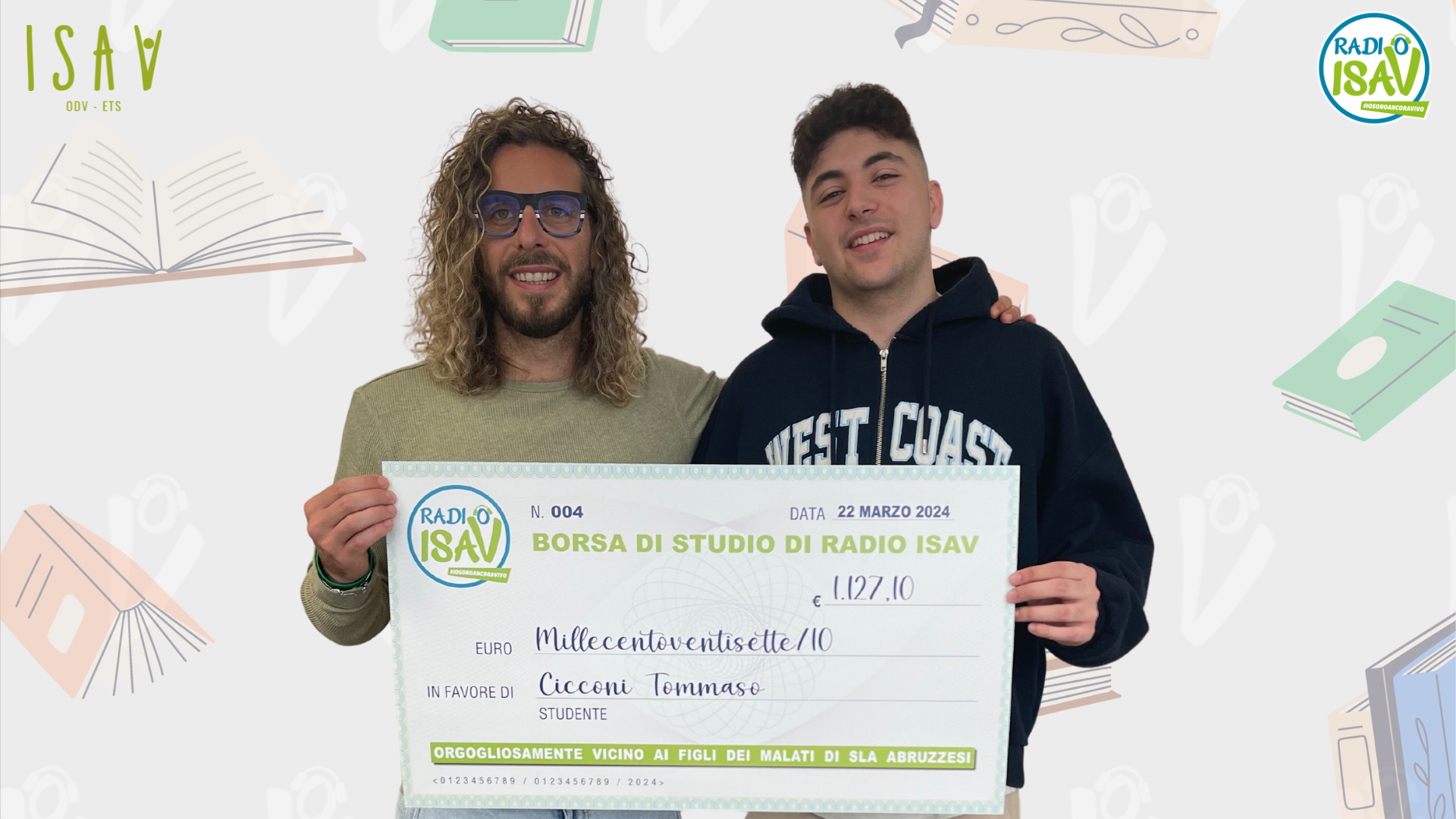 Tommaso riceve la borsa di studio di Radio ISAV