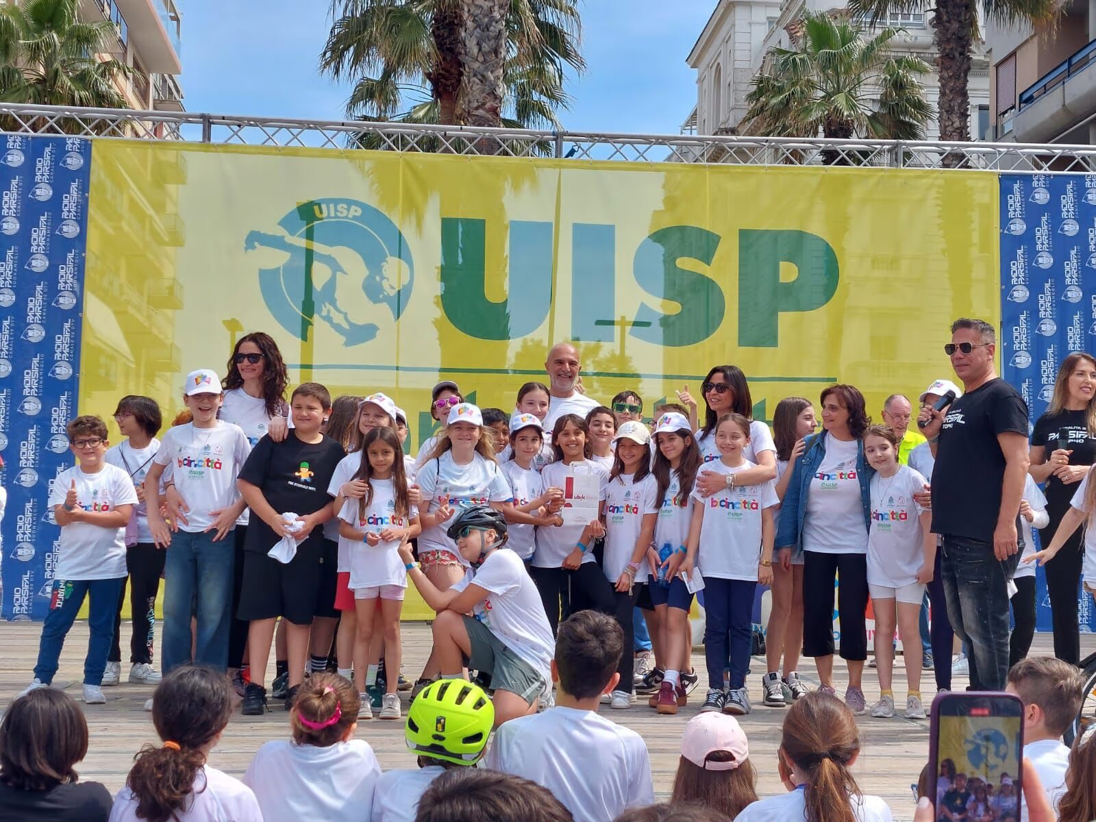 gruppo di persone davanti al banner UISP durante bicincittà 2025 a pescara