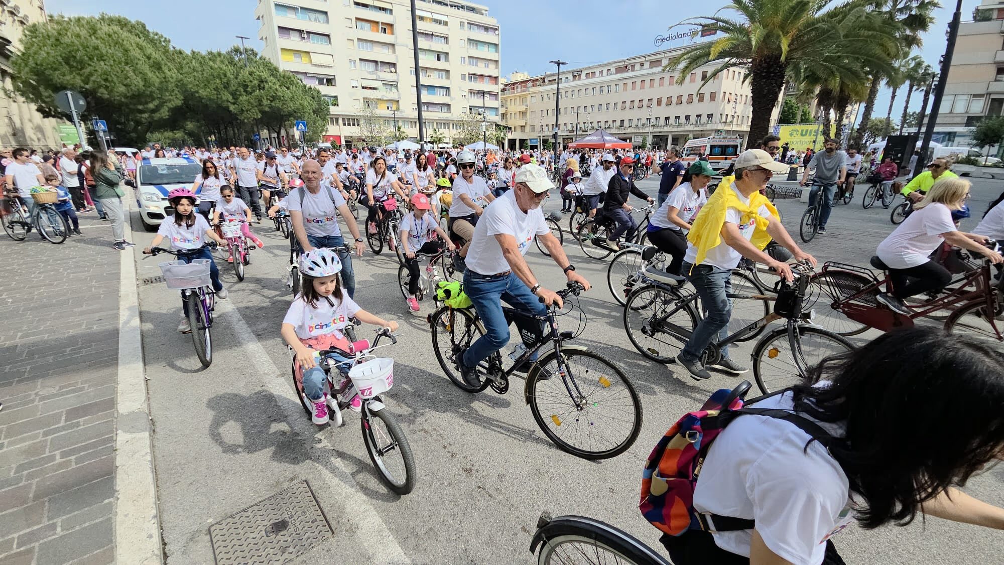 gruppo di persone in bicicletta per la strada durante Bicincittà 2025 a pescara
